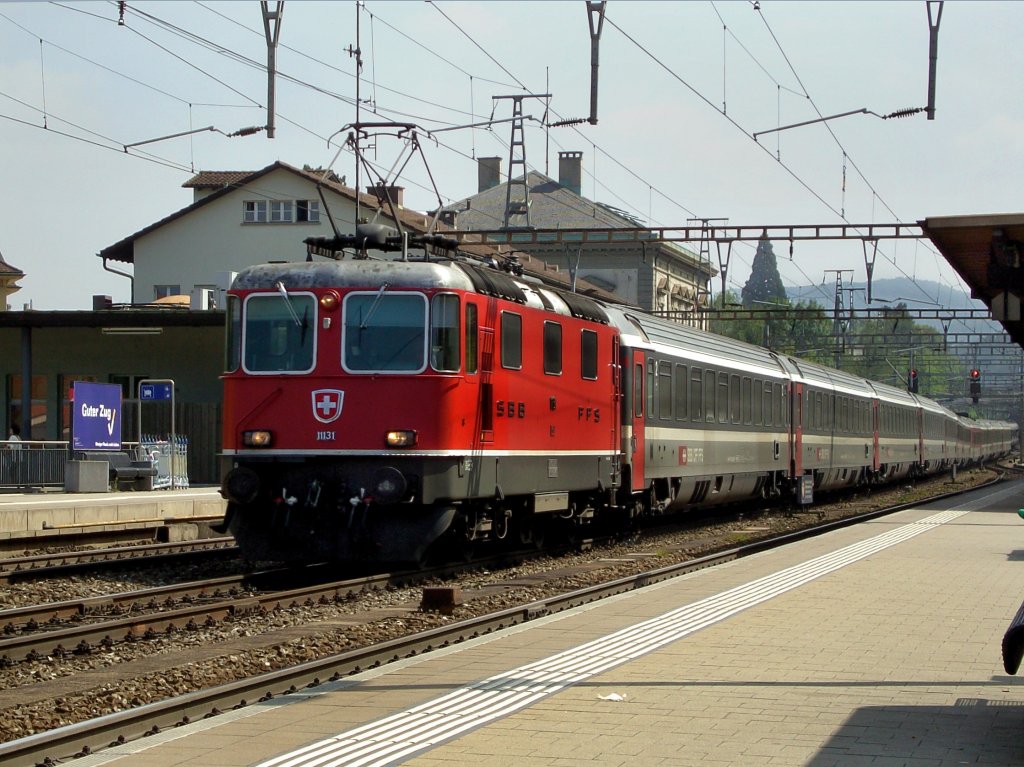 Die Re 4/4 11131 am 29.08.2008 mit einem IC bei der Durchfahrt in Liestal. 