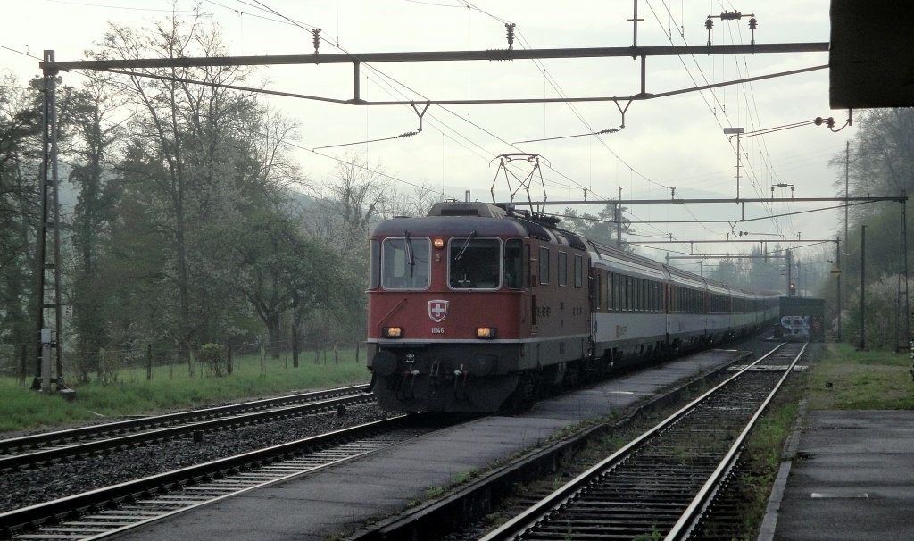 Die Re 4/4  11146 befindet sich am eher trben Morgen des 12.04.12 mit einem IR auf der Bzbergstrecke und passiert soeben Hornussen.
