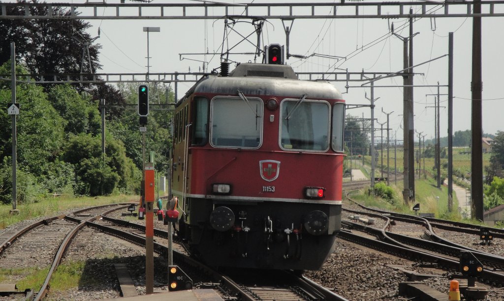 Die Re 4/4  11153 von SBB P durchfhrt am 28.06.12 als Lokzug den Bahnhof Rolle.