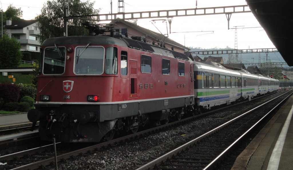Die Re 4/4  11156 wartet am 02.05.11 mit ihrem VoralpenExpress in Immensee den Gegenzug ab. In diesem Jahr finden keine Kreuzungen in Kssnacht a. R. statt, da der Bahnhof komplett umgebaut wird und zu dieser Zeit nur ein Gleis besitzt.