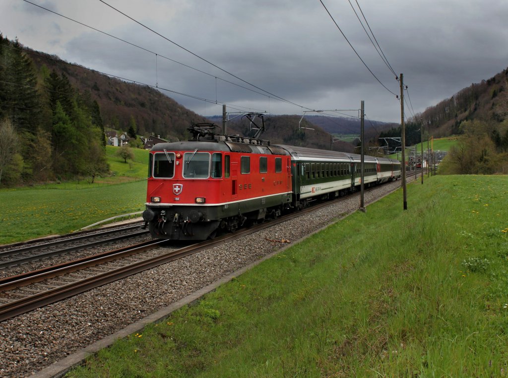 Die Re 4/4 11159 mit einem IR am 24.04.2012 unterwegs bei Tecknau.