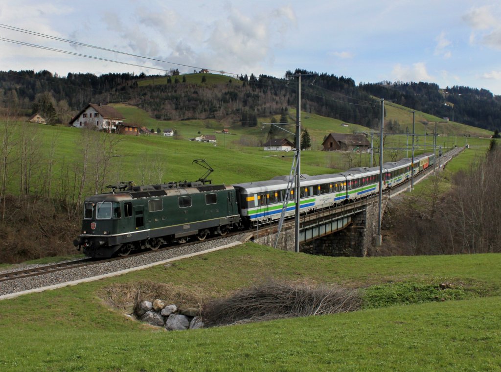 Die Re 4/4 11161 mit einem Voralpenexpress am 23.04.2012 unterwegs bei Biberbrugg.