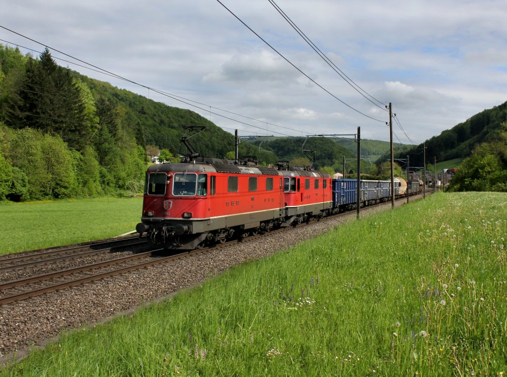 Die Re 4/4 11183 und die Re 4/4 11319 mit einem Gterzug am 10.05.2013 unterwegs bei Tecknau.