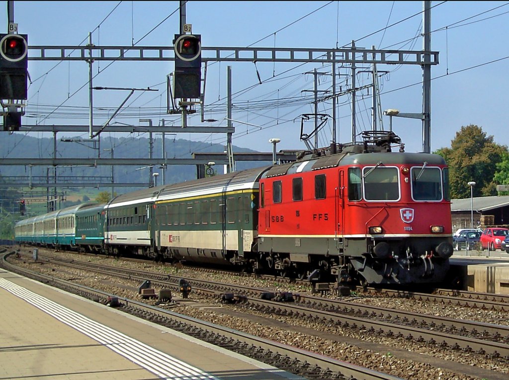 Die Re 4/4 11194 am 29.08.2008 mit einem EC bei der Durchfahrt in Liestal. 