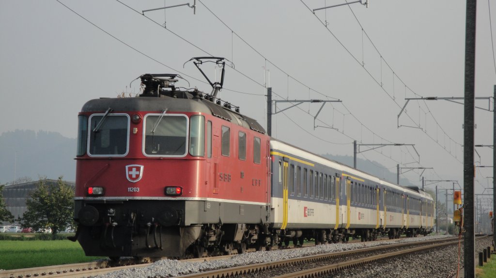 Die Re 4/4  11203 schiebt am 08.10.10 ihren RE Olten-Luzern durch das Grenzgebiet Kt. Aargau/Kt. Luzern. Diese Lok sprang am Montag zuvor fr die 11148 als RBDe 560-Ersatz ein.