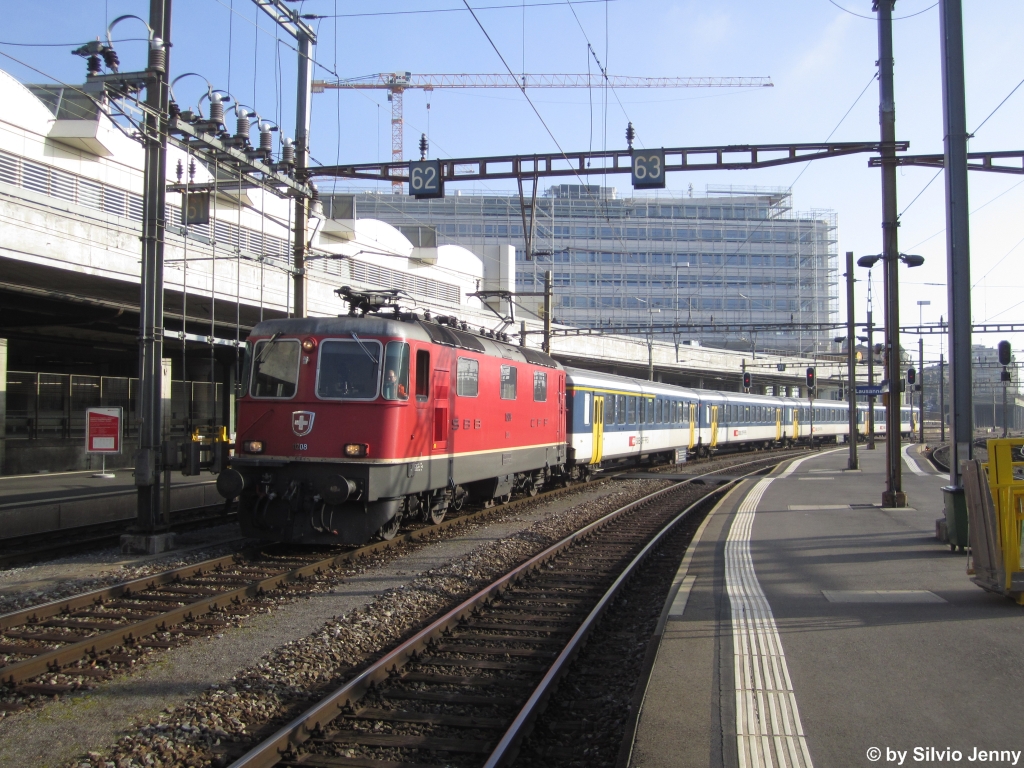 Die Re 4/4'' 11208 rangiert am 8.1.2013 4 Wagen fr einen Einschaltzug nach Vallorbe durch den Bhf. Lausanne, diejenigen Zge, die seit dem Fahrplanwechsel entpendelt wurden.