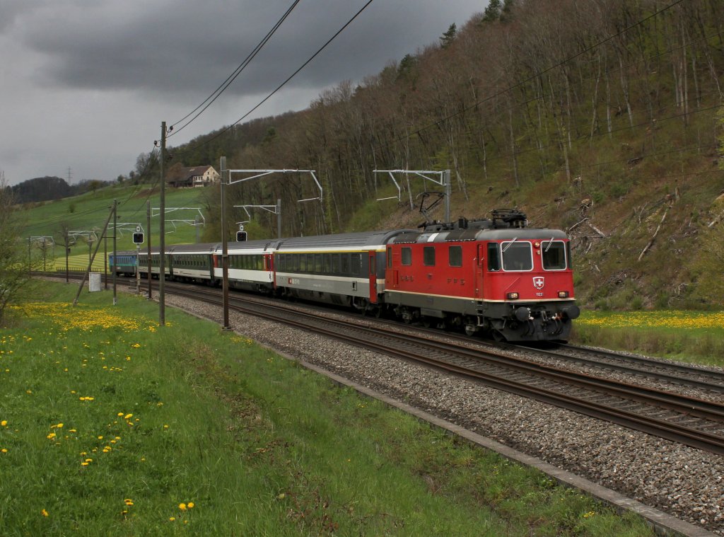 Die Re 4/4 11222 mit einem IR am 24.04.2012 unterwegs bei Tecknau.