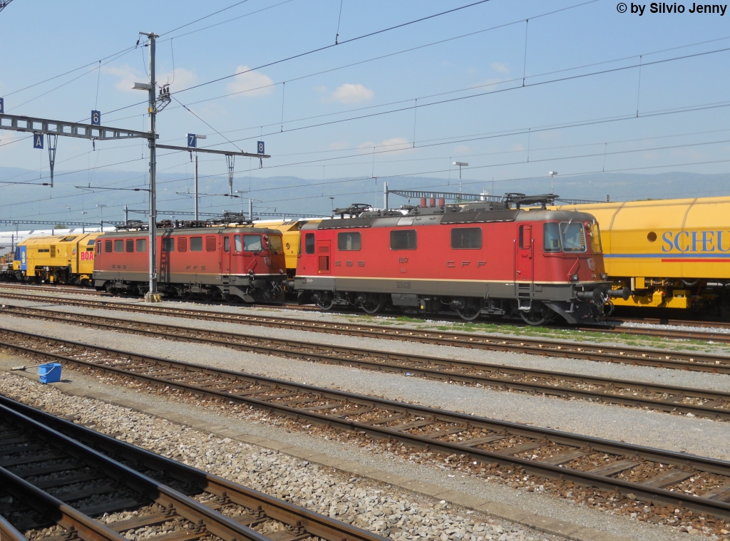 Die Re 4/4'' 11247 und Ae 6/6 11470 ''Brugg'' stehen am 26.4.2011 in Yverdon-les-Bains.