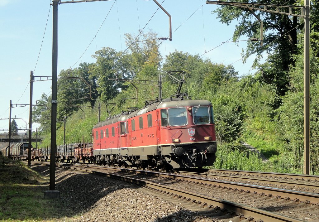 Die Re 4/4  11253 zieht am 01.09.11 zusammen mit der Re 6/6 11667  Bodio  einen Stahlzug nach Sden. (Aufgenommen zwischen Benzenschwil und Mhlau)