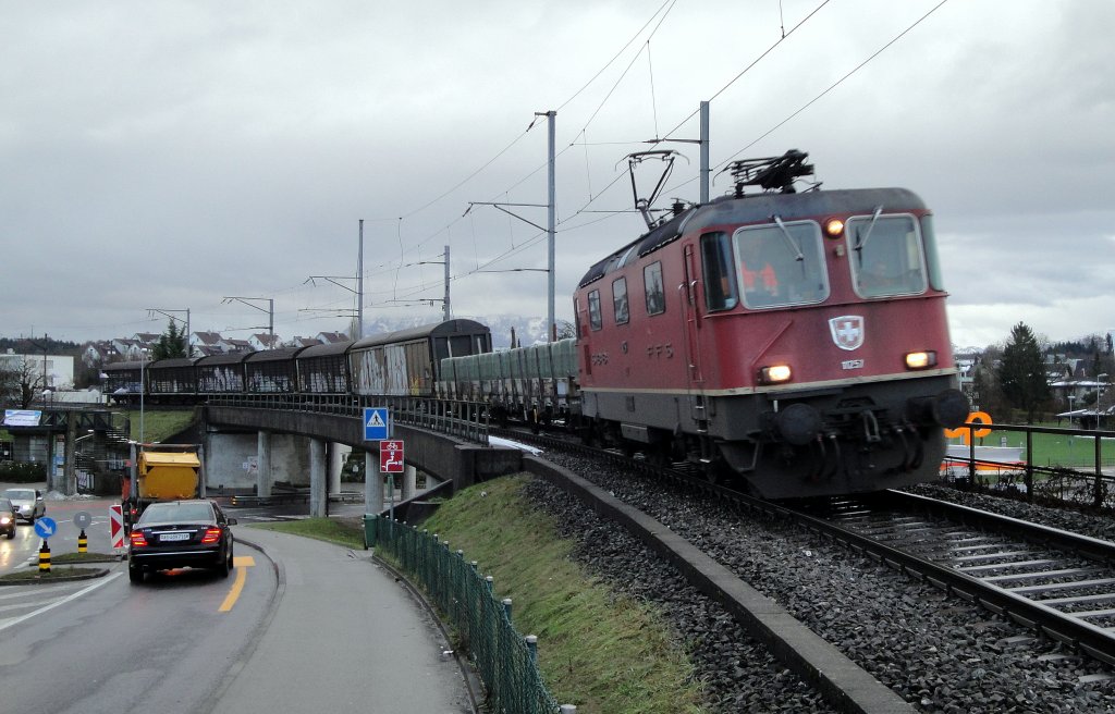 Die Re 4/4  11257 trifft am Morgen des 18.12.12 mit einem GZ im seetalerischen Hochdorf ein.