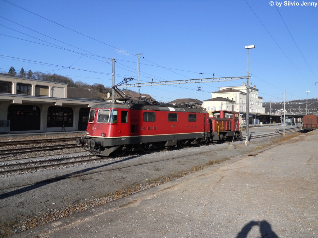 Die Re 4/4'' 11266 verlsst am 29.11.2011 mit einem Tm'' Porrentruy.