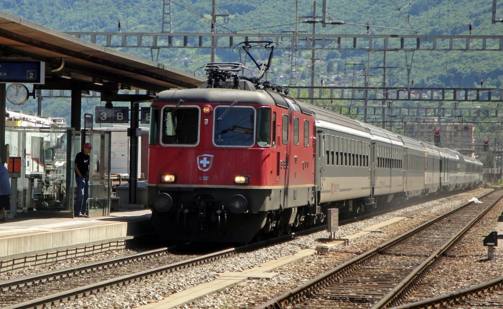 Die Re 4/4  11301 beim Halt in Cadenazzo am 31.05.10 mit einem IR nach Locarno, der 4 eingereihte Zusatzwagen hat.