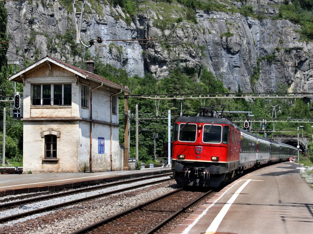 Die Re 4/4 11301 mit einem IR am 29.06.2009 bei der Einfahrt in St. Maurice.
