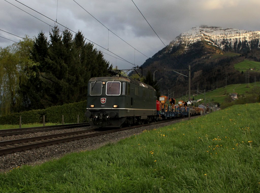 Die Re 4/4 11309 mit einem Gterzug am 24.04.2012 unterwegs bei Immensee.
