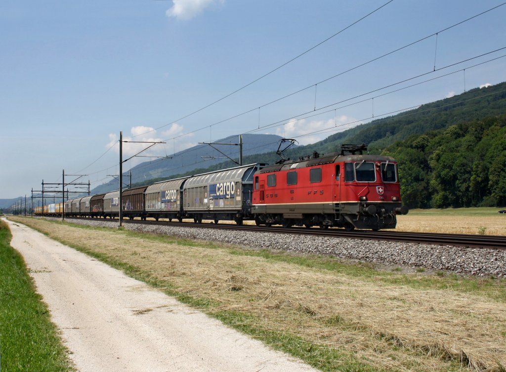 Die Re 4/4 11313 mit einem Gterzug am 28.06.2011 unterwegs bei Oensingen.