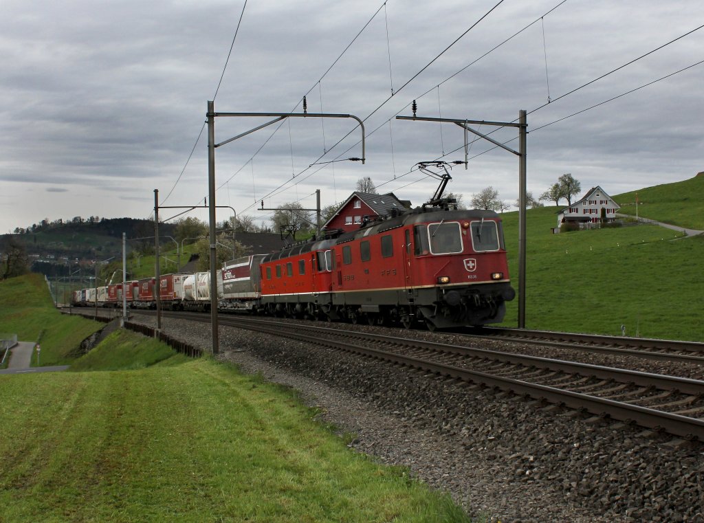 Die Re 4/4 11338 und die Re 6/6 11683 mit einem KLV-Zug am 25.04.2012 unterwegs bei Immensee.
