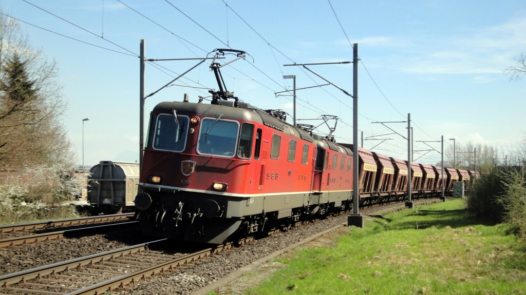 Die Re 4/4''' 11360 zieht am 08.04.2011 zusammen mit einer 420-er einen Weiacher-Kieszug durch Sursee.