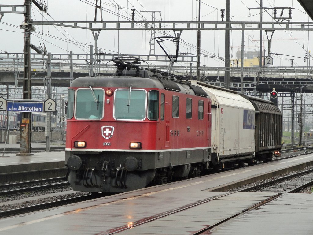 Die Re 4/4''' 11368 durchfhrt am 19.05.10 den Bahnhof Zrich Altstetten mit einer nicht zu ihr passenden Last. Aber eben, befrdert muss es werden.