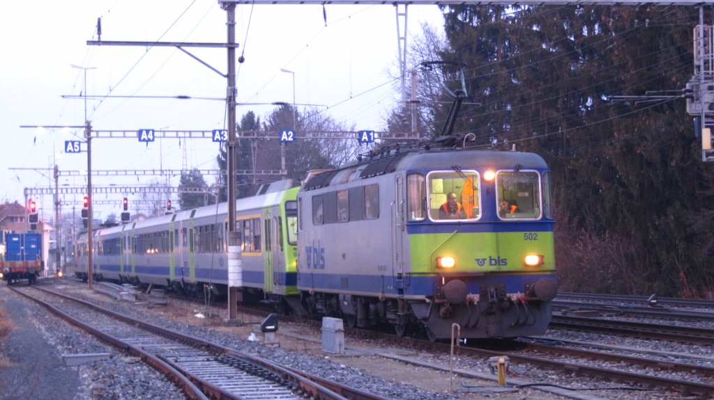 Die Re 4/4 502 holt am 02.03.2011 einen defekten NPZ bei Bern-Holligen ab und wird diesen nach Spiez schleppen.