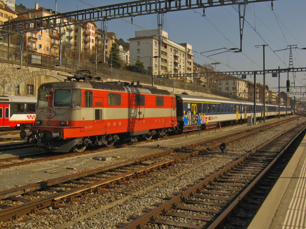 Die Re 4/4 II 11108, Swiss Express, abgestellt mit einem 5-teiligem EW I NPZ Pendel in Neuchatel, 15.03.2012. 