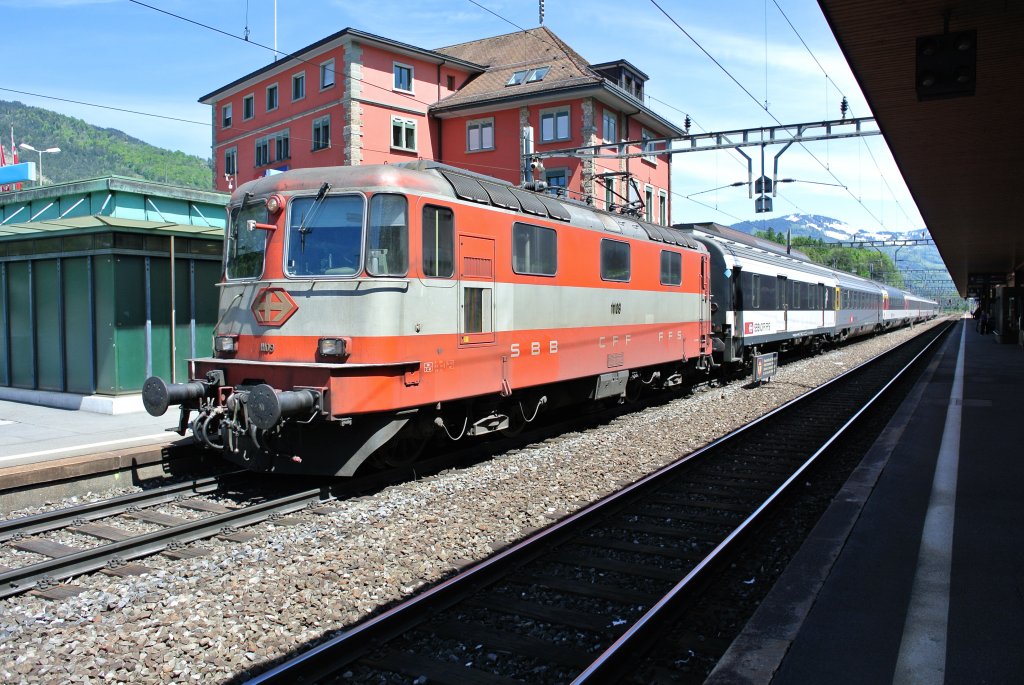 Die Re 4/4 II 11109 am IR 2178 beim Zwischenhalt in Arth-Goldau, 17.05.2012.