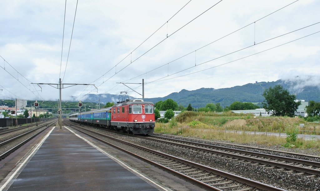 Die Re 4/4 II 11116 an der Spitze des IR 1769 bei Durchfahrt in Dulliken. An der Spitze werden 3 A (2x EWII und 1x EWI) nach Zrich berfhrt. Der Grund dafr ist, dass in Zrich das Graffiti entfernt werden muss, 16.08.2012.