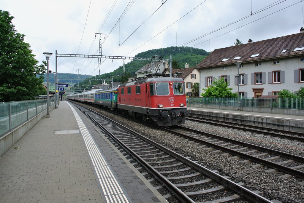 Die Re 4/4 II 11130 zieht den Ersatz EC 6 durch Sissach in Richtung Basel. Da die planmssige SBB Komp am Vortag Deutschland nicht verliess, verkehrte eine DB Ersatzkomp. Die DB Komp besteht aus 6 B und 2 A. Da das Platzangebot in der Schweiz nicht ausreicht, wurde ein A EWI, 50 85 18-33 558-5, zur Verstrkung angehngt, 02.07.2012.