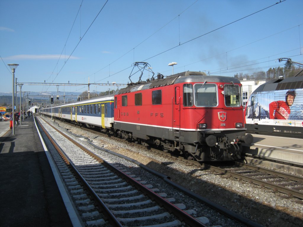 Die Re 4/4 II 11151 schiebt den 8-teiligen Ersatz RE 2953 aus Lyss in Richtung Biel, 10.03.2012.