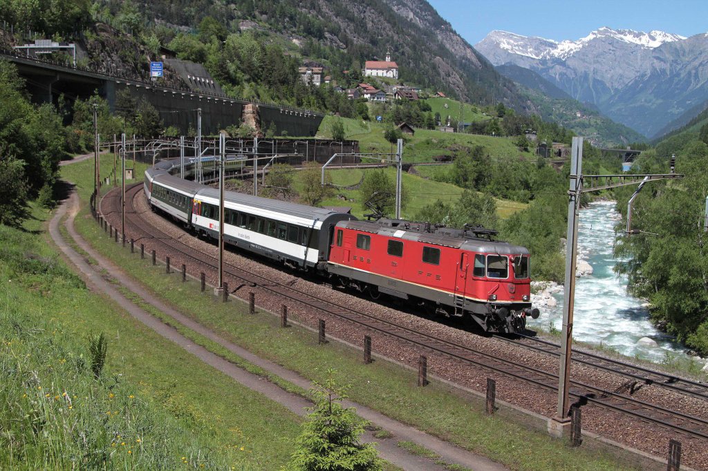 Die Re 4/4 II 11206 mit einem IR nach Locarna bei Wassen am 13.06.2013