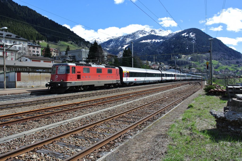 Die Re 4/4 II 11218 mit dem IR 2174 bei Einfahrt in Airolo. An der Spitze des Zuges ist der Wilhelm Tell Express Wagen, 21.04.2012.
