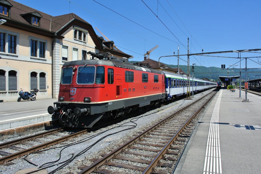 Die Re 4/4 II 11225 fuhr soeben mit dem Pilgerextrazug aus Lourdes-Genf-Bern-Biel in Delmont ein. Nun wird die Lok umgehngt, und der Zug fhrt leer zurck. Am Schluss des Zuges, alles SNCF Corail Wagen, ist ein SBB D angehngt (ex. SNCF), 26.05.2012.