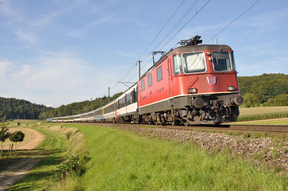 Die Re 4/4 II 11251 erreicht Rafz am 12. August 2009 mit dem IR 2587 Schaffhausen - Zrich HB.