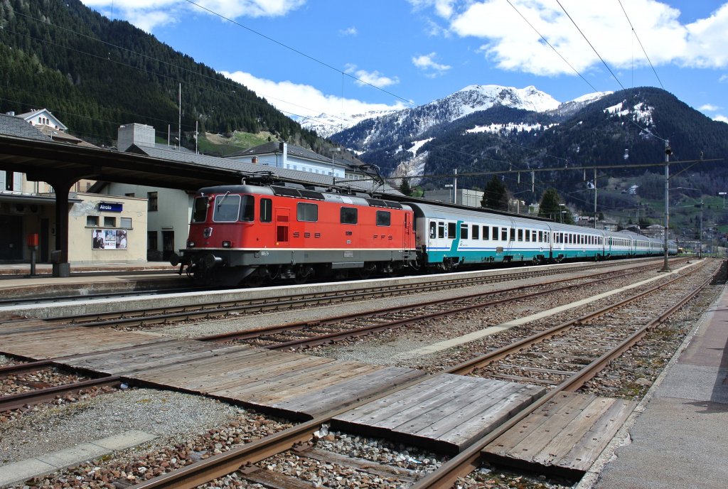Die Re 4/4 II 11300 zieht mit rund 15 Min. Versptung den Ersatz EC 14 durch Airolo. Der Zug bestand aus 7 italienischen Schnellzugswagen. Trotz der 15 Minuten Versptung ist dieser Zug wesentlich zuverlssiger als der planmssige ETR470, 21.04.2012.