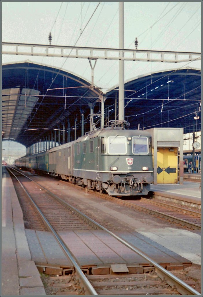 Die Re 4/4 II 11313 mit typischer Schnellzug der 80er in Olten, wobei beim Entstehen dieser Analog-Aufnahme im Oktober 1995 solche SBB-Grnen Zge das Bild nicht mehr ausschliessliche beherrschten.