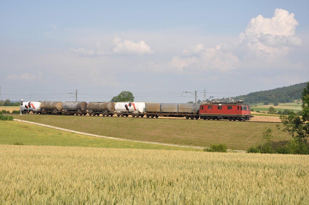 Die Re 4/4 II 11322 verlsst Otelfingen am 2.7.09 mit dem Kurzgterzug 65835 Hntwangen-Wil - RBL.