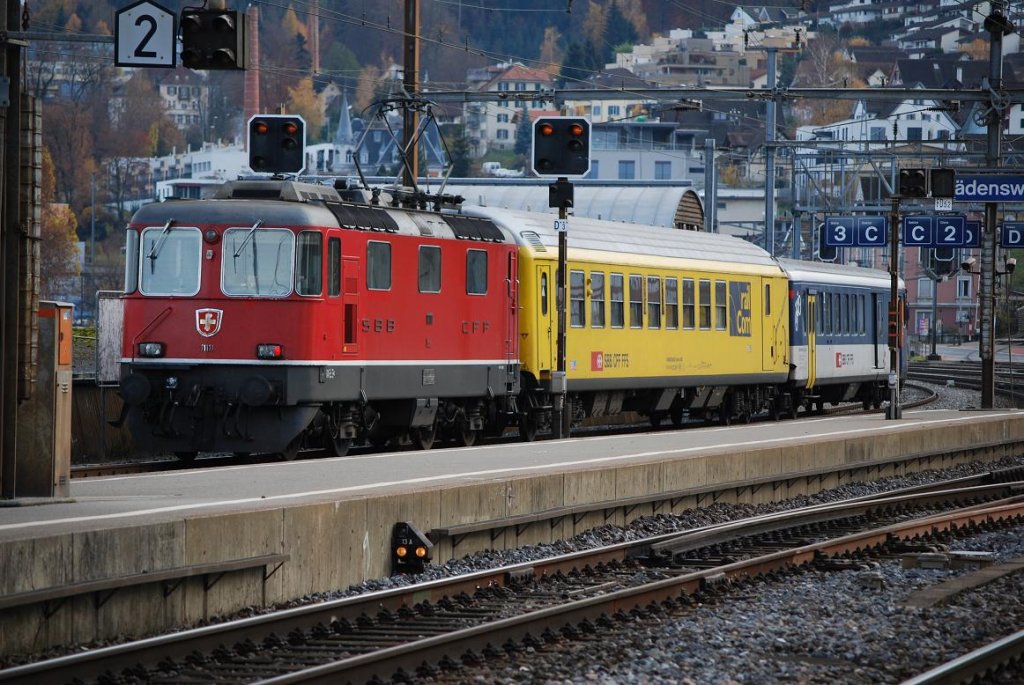 Die RE 4/4 II mit der schnen Nummer 11111 (Re 420 111-7) wartet mit einem Steuerwagen und einem Funkmesswagen im Bahnhof Wdenswill am 17.11.09 auf die Weiterfahrt. Nett fand ich, dass der Lokfhrer auch ausstieg und seinen Zug fotographierte.