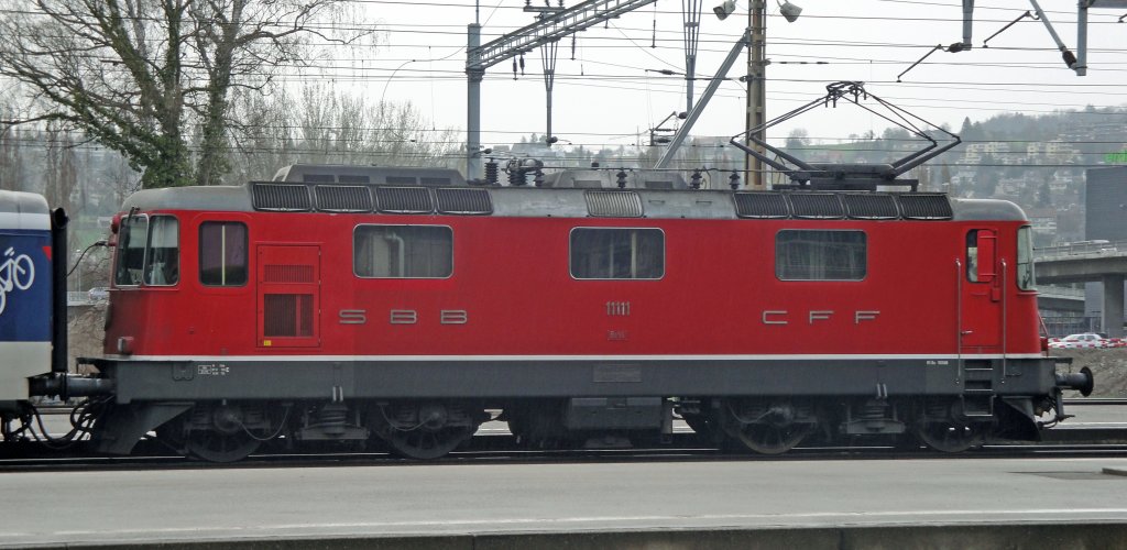 Die Re 4/4  mit der schmlsten Nummer war am 29.03.10 von der Seite fotografiert in Altstetten.