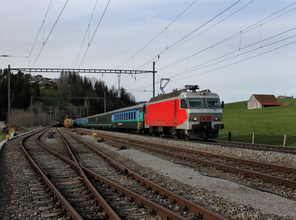 Die Re 446 015 mit dem Gipfeliexpress am 23.04.2012 unterwegs bei Einsiedeln.