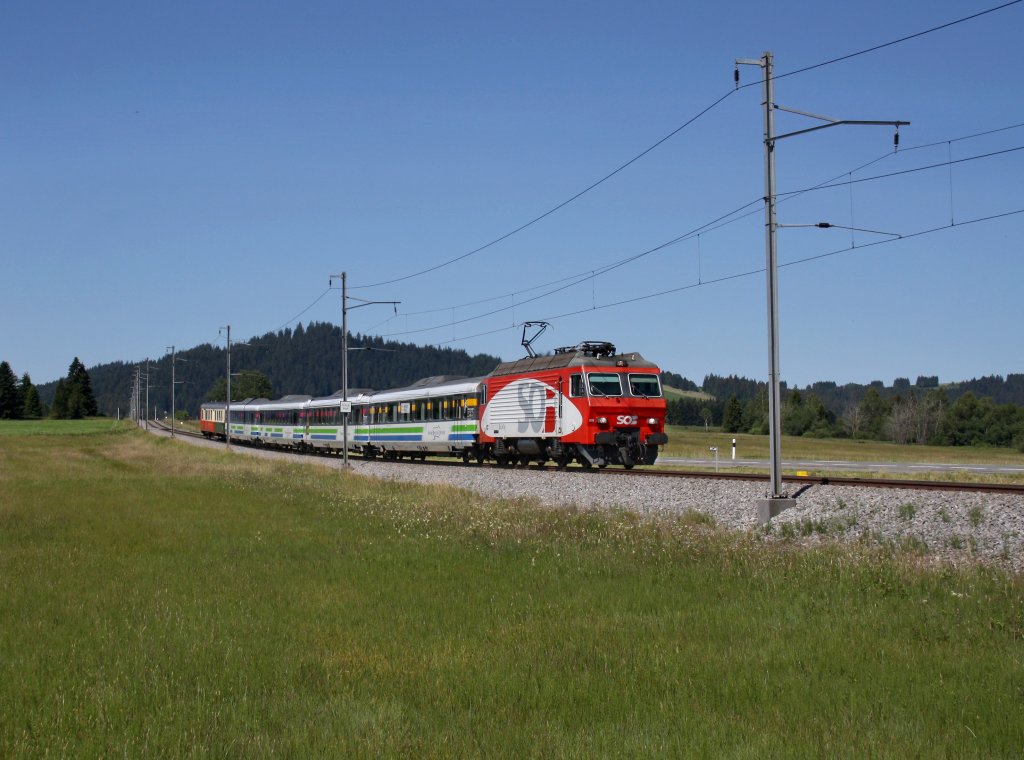 Die Re 446 016 mit einem Voralpenexpress am 27.06.2011 unterwegs bei Biberbrugg.