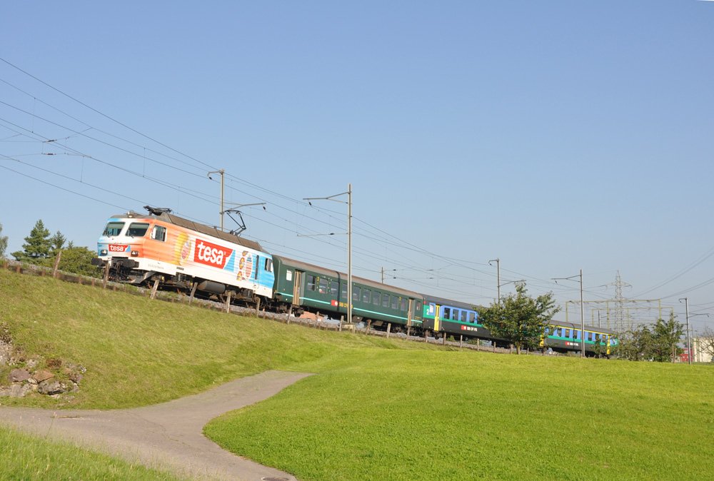 Die Re 446 017 verlsst Samstagern am 6. August 2009 mit der S 18045 Zrich Altstetten - Einsiedeln (ehemals Gipfeli-Express).