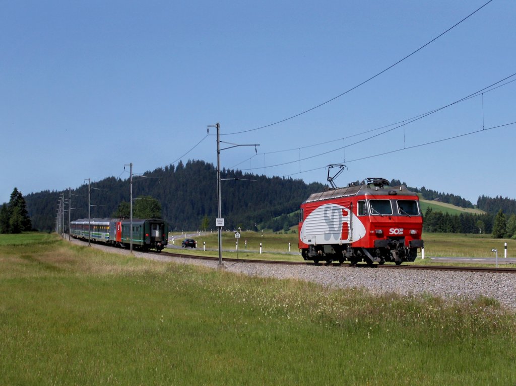Die Re 446 018 beim Absetzen der Schubleistung von einem Voralpenexpress am 27.06.2011 bei Biberbrugg. 