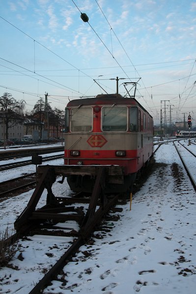 Die Re 4/4II 11109 ist neben 11108 die letzte Lok in der Swiss-Express Lackierung. Am 16. Februar 2010 stand sie in Singen (Hohentwiel) abgestellt. (Foto wurde legal vom Bahnsteigende aufgenommen).