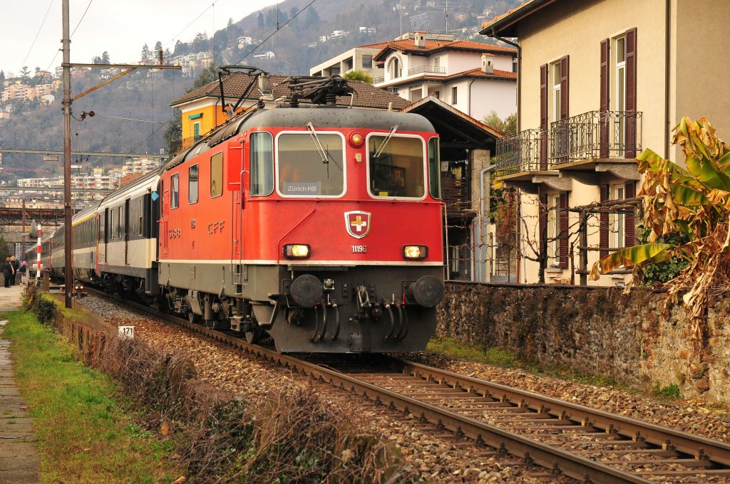 Die Re 4/4II auch Re 420 bei der Ausfahrt mit einem Personenzug aus dem Bahnhof Locarno in Richtung Zrich am 01.01.12 Dies sind Universallokomotiven der SBB und kommen dementsprechend vor allen Kategorien von Reisezgen wie auch Gterzgen zum Einsatz. 