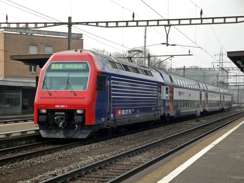 Die Re 450 097-1  Maur  hat ihr imposantes Farbkleid wieder verloren. Am 09.04.10 steht sie mit der S3 nach Wetzikon in Othmarsingen.