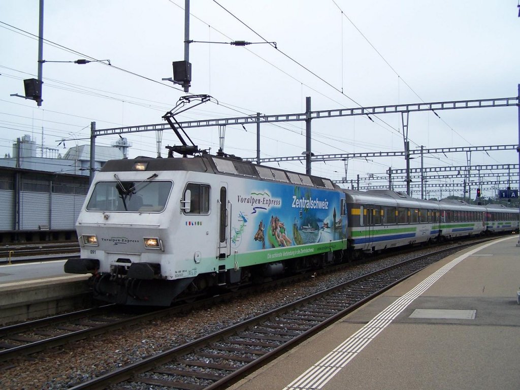 Die Re 456 091 fhrt mit dem Voralpen-Express in den Bahnhof Romanshorn am 09/10/10.