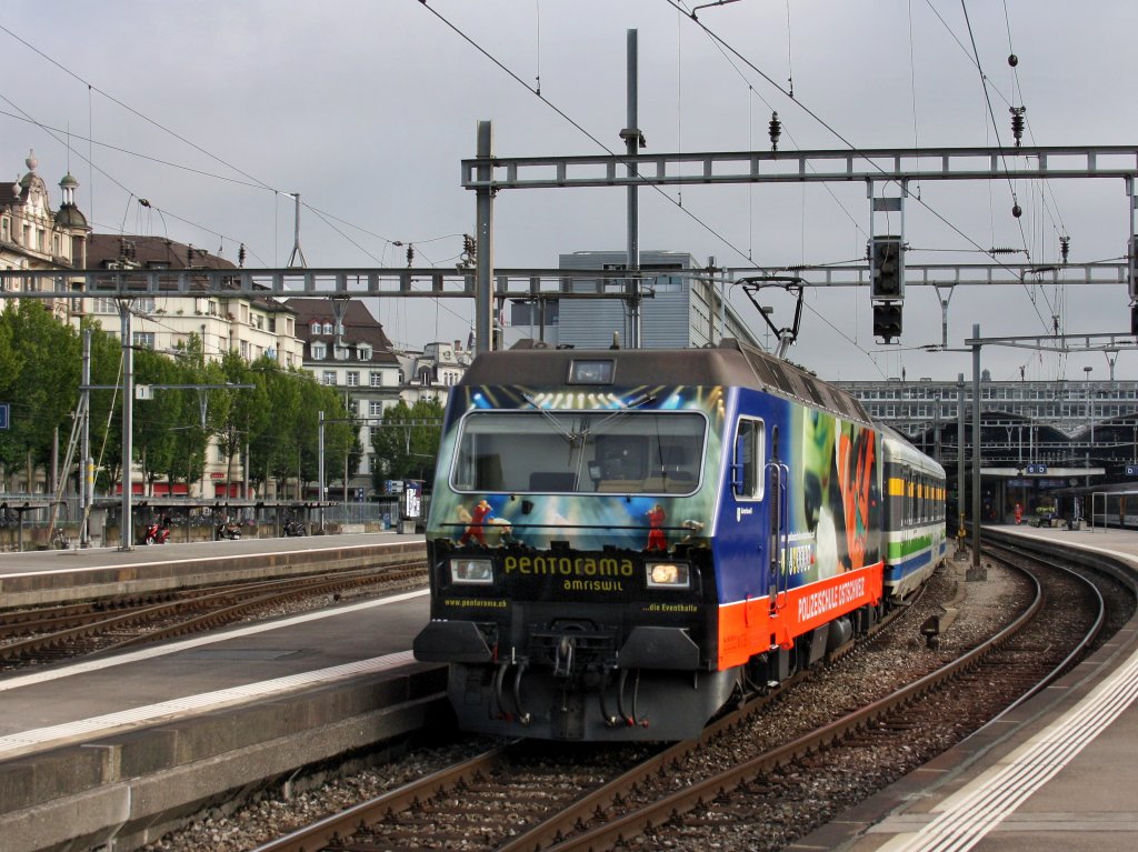 Die Re 456 092 am 28.06.2009 mit einem Voralpen Express in Luzern. 
