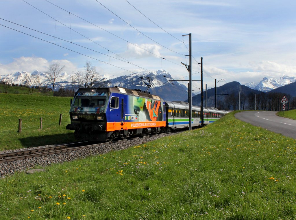 Die Re 456 092 mit einem Voralpenexpress am 23.04.2012 unterwegs bei Sattel.