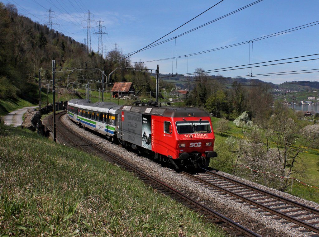 Die Re 456 095 mit einem Voralpenexpress am 26.04.2012 unterwegs bei Immensee.