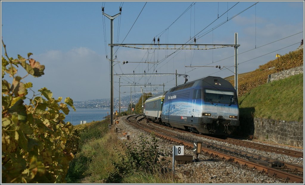 Die Re 460 002-9 mit dem IR 1427 erreicht am 22. Oktober 2011 den Bahnhof Cully.
 