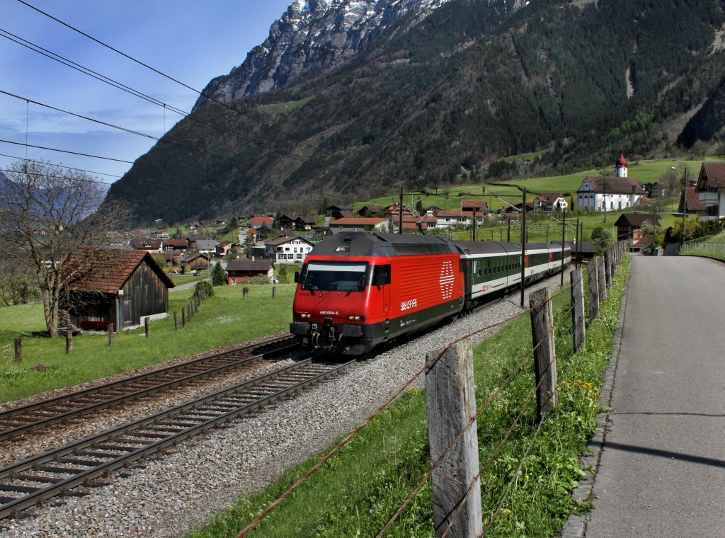 Die Re 460 004 mit einem IR am 25.04.2012 unterwegs bei Silenen.
